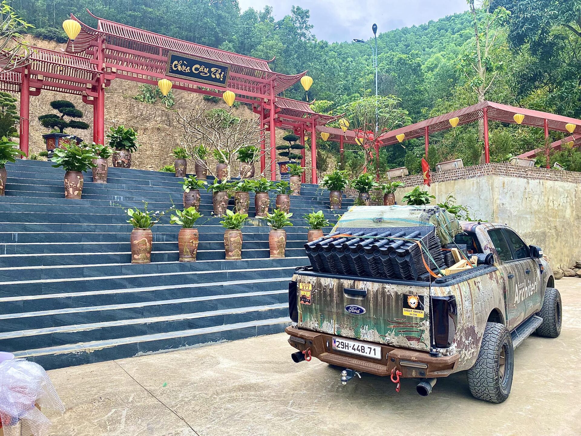 Thi công mái ngói nhựa âm dương Nhật Bản chùa Cây Thị Hà Nam