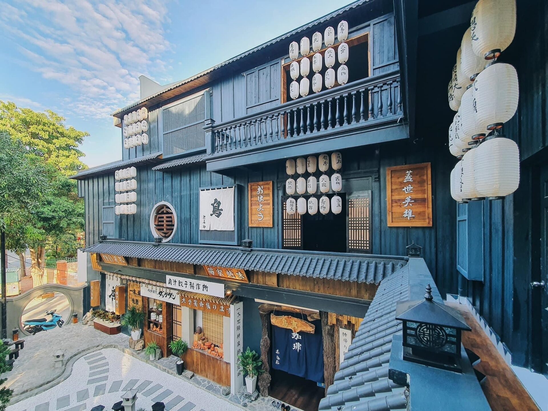 Studio Cafe phong cách Nhật Bản với ngói nhựa âm dương nổi bật
